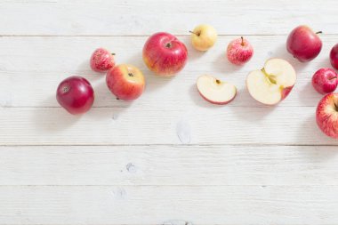ahşap beyaz zemin üzerine elma