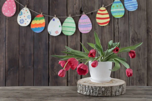 Tulipes rouges et des oeufs peints en papier sur fond en bois — Photo