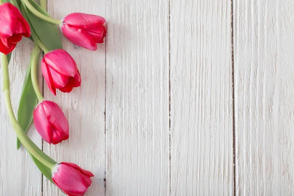 Różowe tulipany na białym tle drewniane — Zdjęcie stockowe