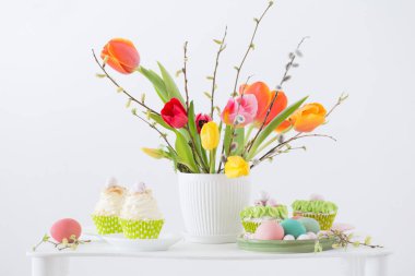 Paskalya düzenleme ile Lale ve cupcakes