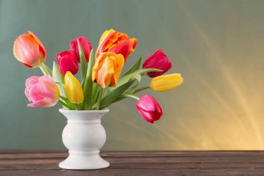 yeşil zemin üzerine vazo içinde güzel Lale