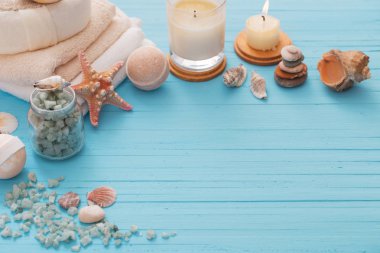 Spa kavramı mavi ahşap zemin üzerine mumlar ile