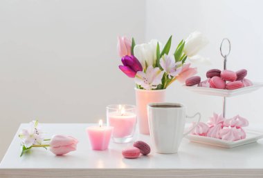  Lale vazo ve kahve beyaz backgrou tatlı ile