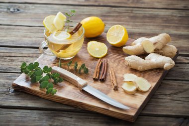 ahşap zemin üzerine zencefil ve limon çayı