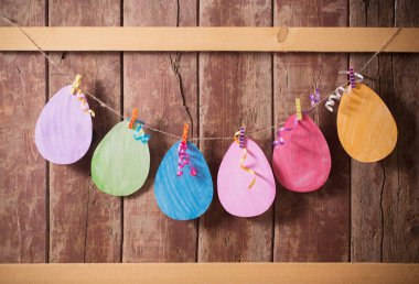 Ahşap arka plan üzerinde kağıt yumurta