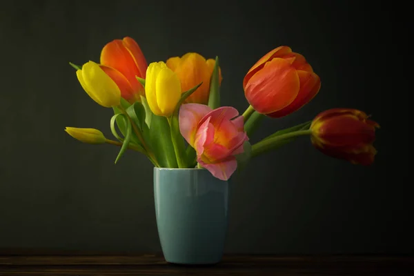 Hermosos tulipanes en jarrón sobre fondo verde — Foto de Stock