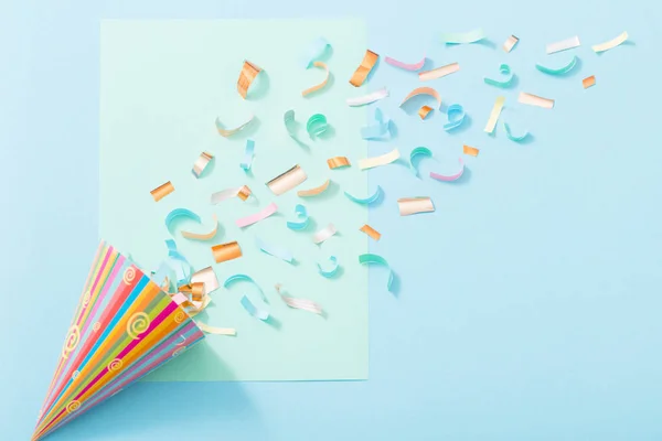 Chapéu de aniversário com confete no fundo de papel — Fotografia de Stock