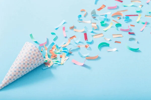 Chapéu de aniversário com confete no fundo de papel — Fotografia de Stock