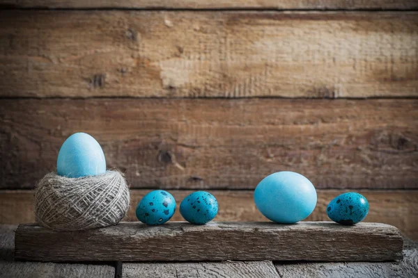 Uova di Pasqua su sfondo di legno vecchio — Foto Stock