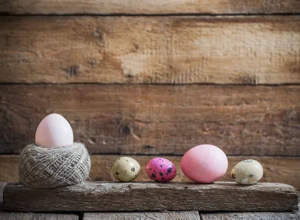 Uova di Pasqua su sfondo di legno vecchio — Foto Stock