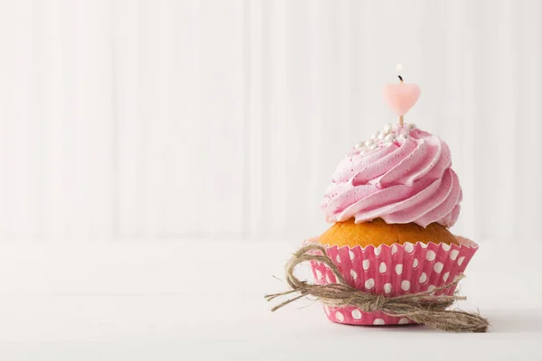 白色木制背景粉红色蛋糕 — 图库照片