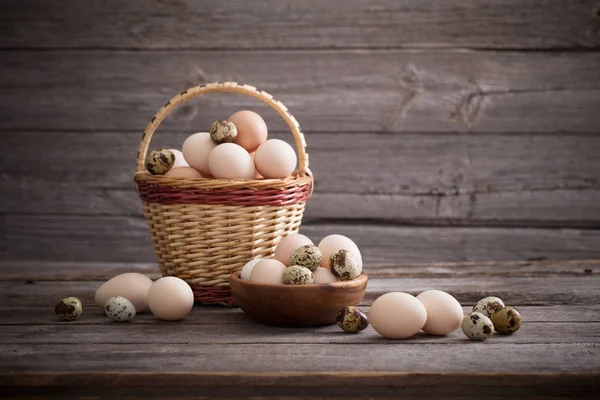 Eieren op houten ondergrond — Stockfoto