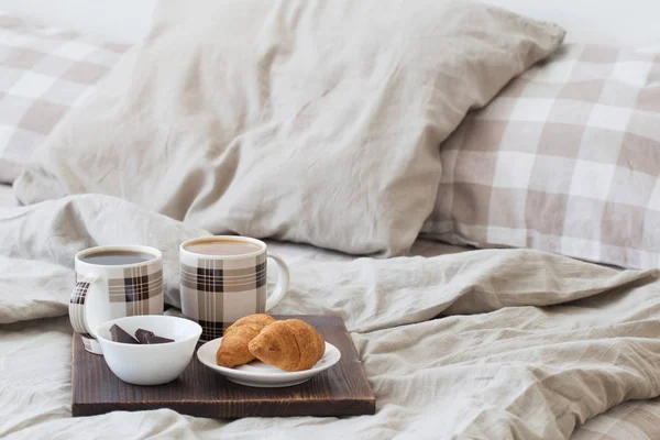 Dos tazas de café en bandeja en el dormitorio — Foto de Stock