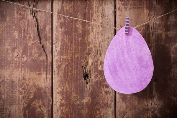 Huevos de papel de Pascua sobre fondo madera — Foto de Stock