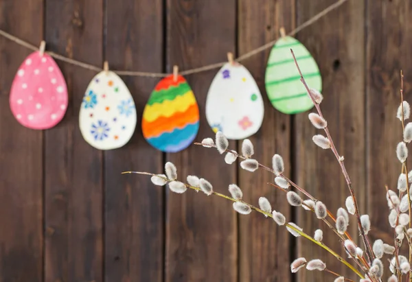 Huevos de papel pintados de Pascua con ramas sauce —  Fotos de Stock