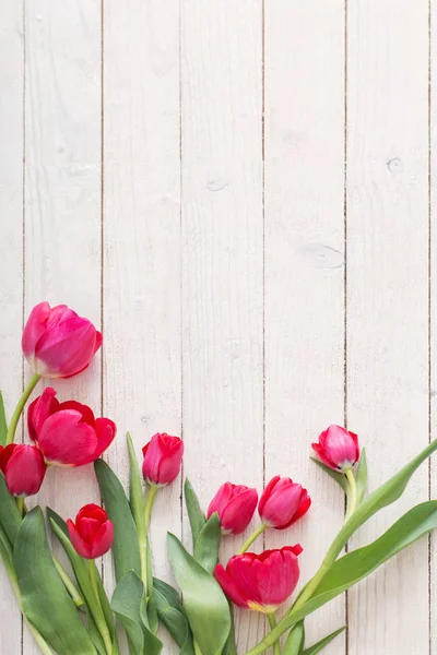 Rosa Tulpen auf weißem Holzhintergrund — Stockfoto