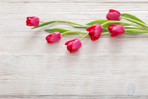 Tulipanes rosados sobre fondo de madera blanco —  Fotos de Stock