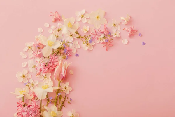 Hermosas flores de primavera sobre fondo de papel — Foto de Stock