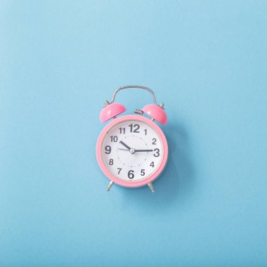 Pastel kağıt arka planında alarm saati