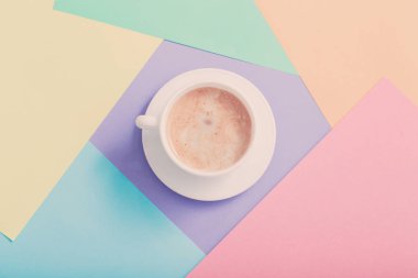 pastel kağıt arka plan üzerinde kahve
