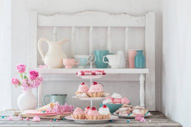 Beyaz arka plan üzerinde plaka üzerinde pembe kek