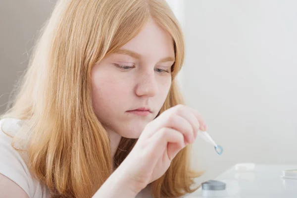 Menina adolescente detém lente de olho azul — Fotografia de Stock