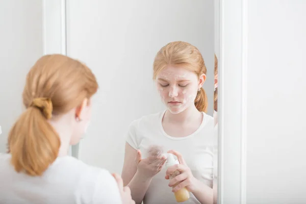 Teenie-Mädchen setzt Gesichtsmaske auf — Stockfoto