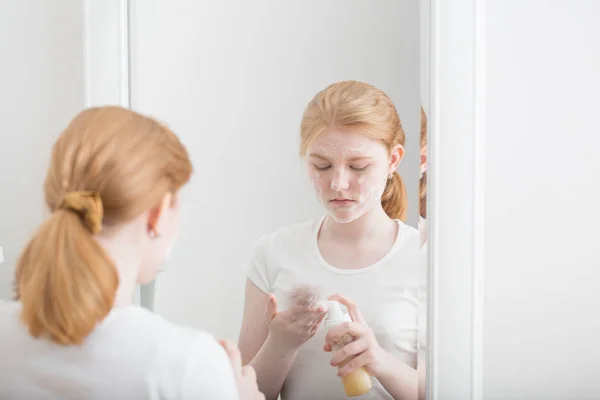 Menina adolescente coloca em máscara facial — Fotografia de Stock