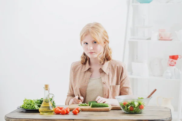 Menina adolescente prepara salada em casa — Fotografia de Stock