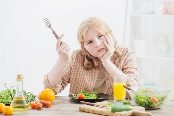 Teenie-Mädchen auf Diät isst Teller mit Salat — Stockfoto