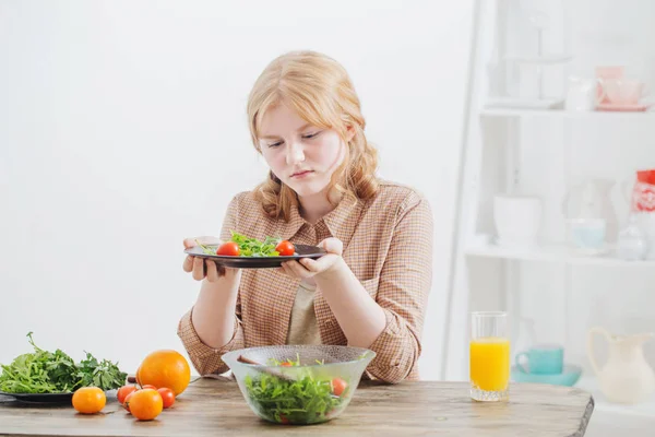 Дівчина на дієті їсть тарілку салату — стокове фото