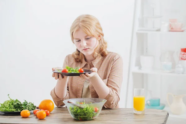 Genç kız tabak salata yemek diyet — Stok fotoğraf