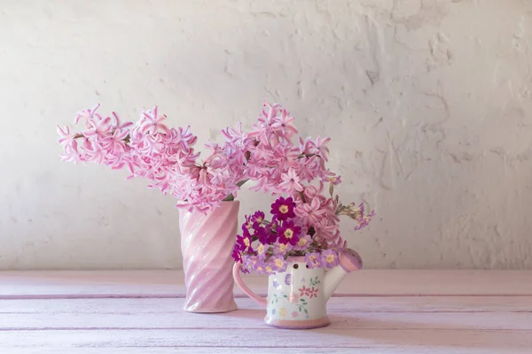 Rosa Hyazinthen in der Vase auf weißem Hintergrund — Stockfoto