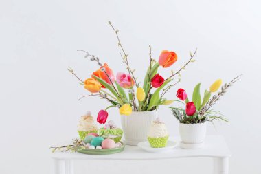 Paskalya düzenleme ile Lale ve cupcakes