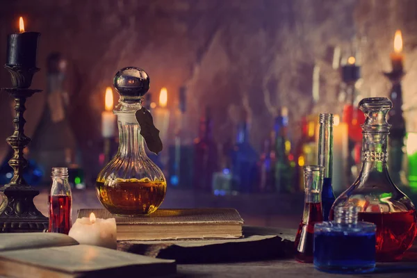 Potion magique, livres anciens et bougies — Photo