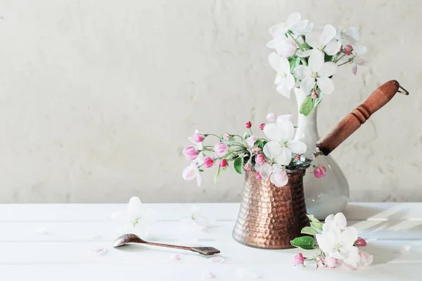 Flores de primavera en cezve sobre fondo blanco — Foto de Stock