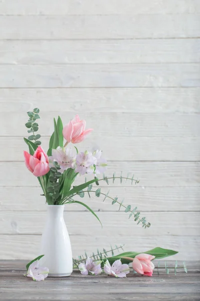 Flores de primavera en jarrón blanco — Foto de Stock