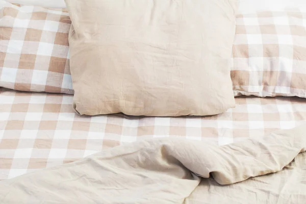 Roupa de cama de linho leve na cama — Fotografia de Stock