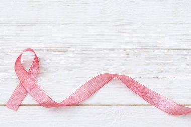 Göğüs kanseriyle mücadelenin sembolü olarak pembe kurdele