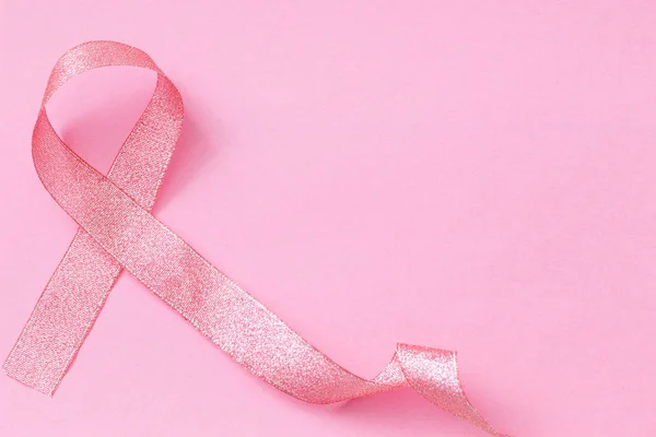 Розовая лента как символ борьбы с раком молочной железы — стоковое фото