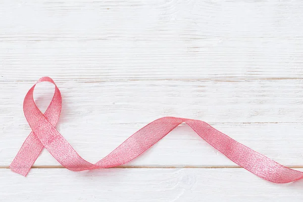 Nastro rosa come simbolo di lotta contro il cancro al seno — Foto Stock