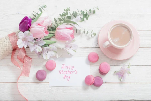 Tulpen und Tasse Kaffee mit Dessert auf weißem Hintergrund. Leuchte — Stockfoto