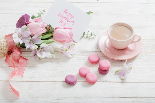 Tulpen und Tasse Kaffee mit Dessert auf weißem Hintergrund. Leuchte — Stockfoto
