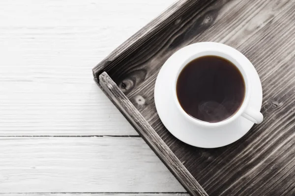 Чашка кофе на подносе на деревянном столе — стоковое фото