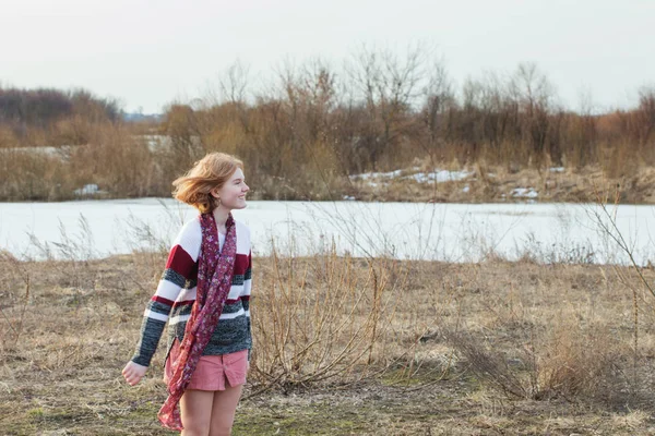 Gelukkig tiener meisje buiten in het vroege voorjaar — Stockfoto