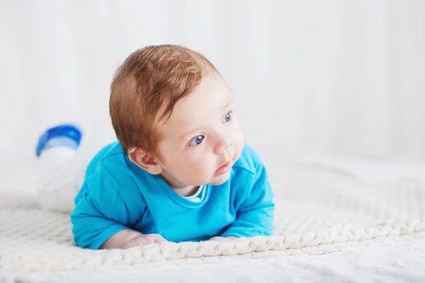 Baby 2 maanden op bed — Stockfoto