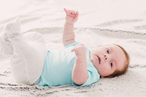 Bebê 2 meses na cama — Fotografia de Stock