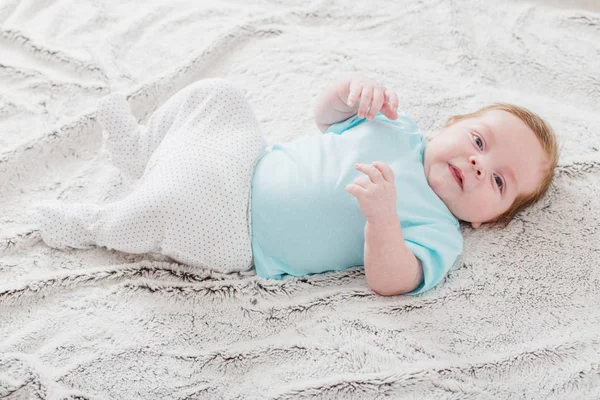 Ребенок 2 месяца на кровати — стоковое фото