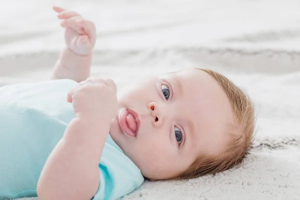 Baby 2 maanden op bed — Stockfoto