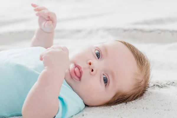 Bebê 2 meses na cama — Fotografia de Stock